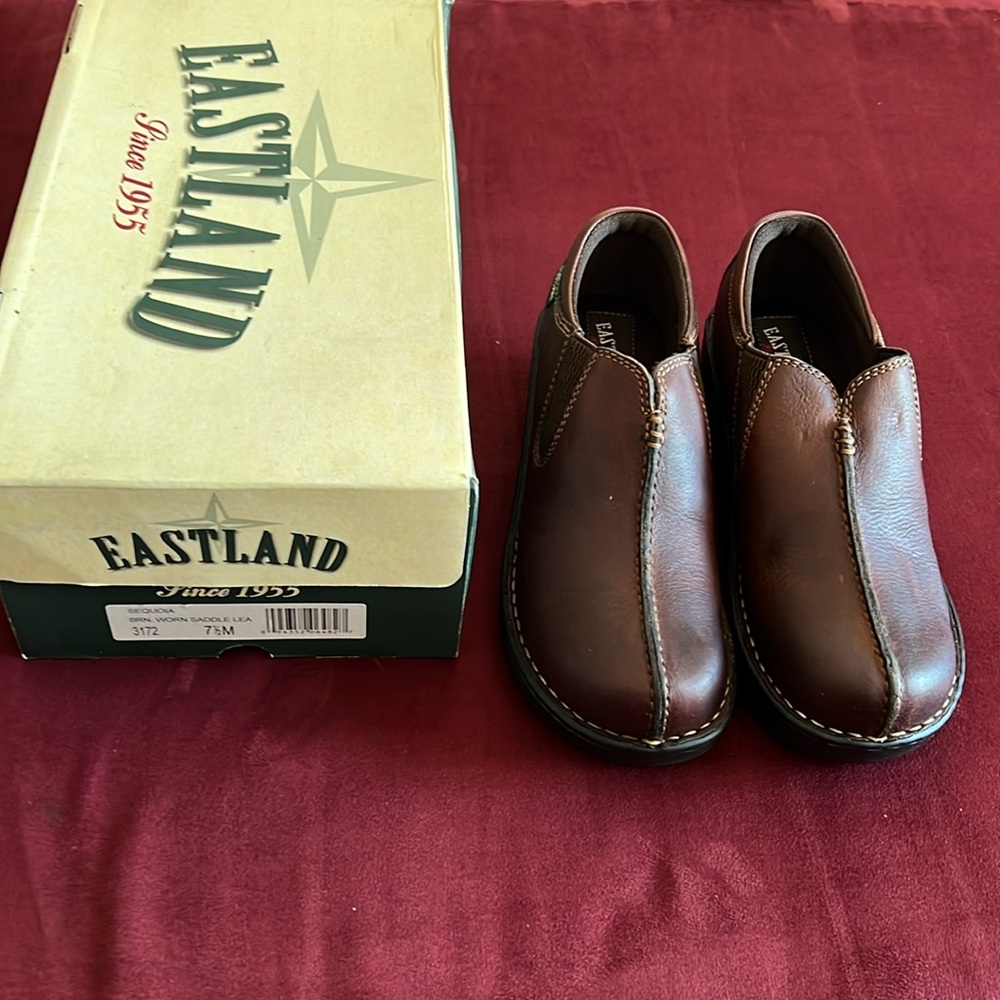 NWT Eastland brown leather clogs (size 7 1/2M)